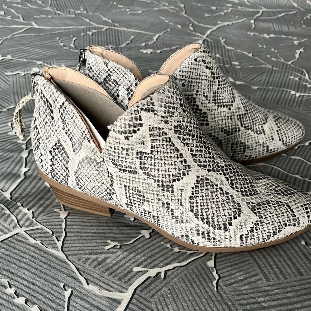 Kenneth Cole Reaction Snakeskin Booties size 8 Brand New, No Box